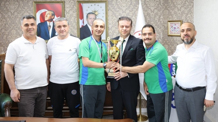 Rize İl Millî Eğitim Müdürü, Türkiye Şampiyonu Olan Sporcuları Tebrik etti.